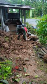 AKBAT HUJAN DERAS TERJADI LONGSOR DI PADUKUHAN PLUMBUNGAN